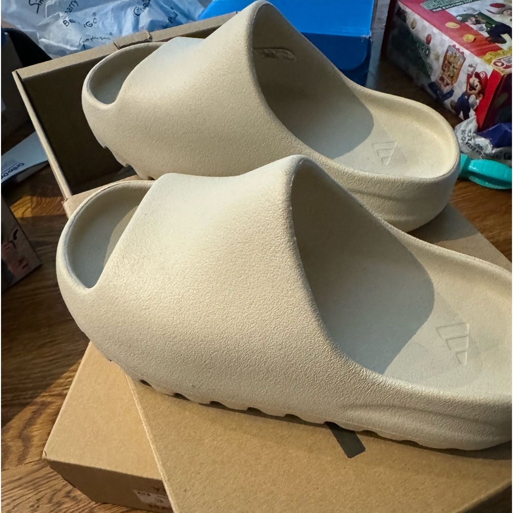 💯 Authentic Yeezy Slides kids size 2 in like new condition!
